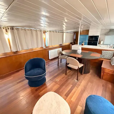 La péniche des sacres au cœur de Reims Botel *